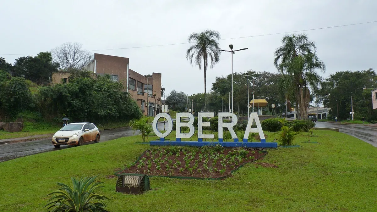 Letras de Oberá en una plaza de la ciudad